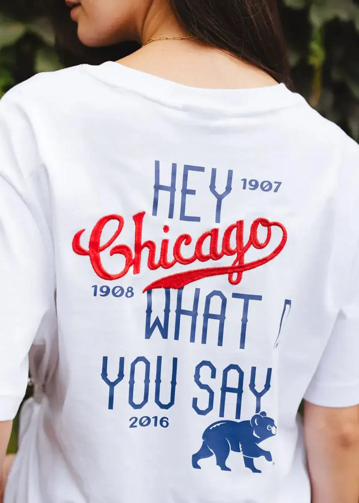 Chicago Cubs X Alice & Wonder Hey Chicago Oversized White Tee Short Sleeve Tees NEW ERA CAP COMPANY INC